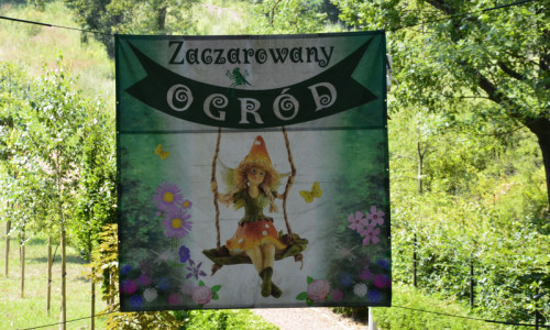 zaczarowany-ogrod-baner-wiszacy-nad-zaczorwanym-ogrodem